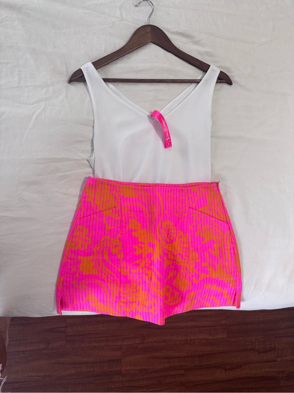 Lilly Pulitzer Pink & Orange Skort + White Tank Set |
Size 00 / Small